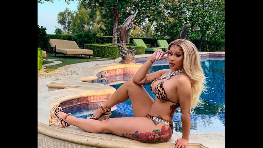 ¡Tremendo! Así es el tatuaje de Cardi B que cubre casi toda su espalda