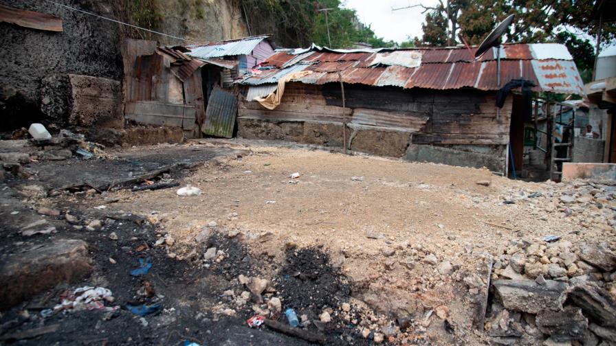 Las seis familias que perdieron sus casas  en un incendio en La Puya demandan ayuda