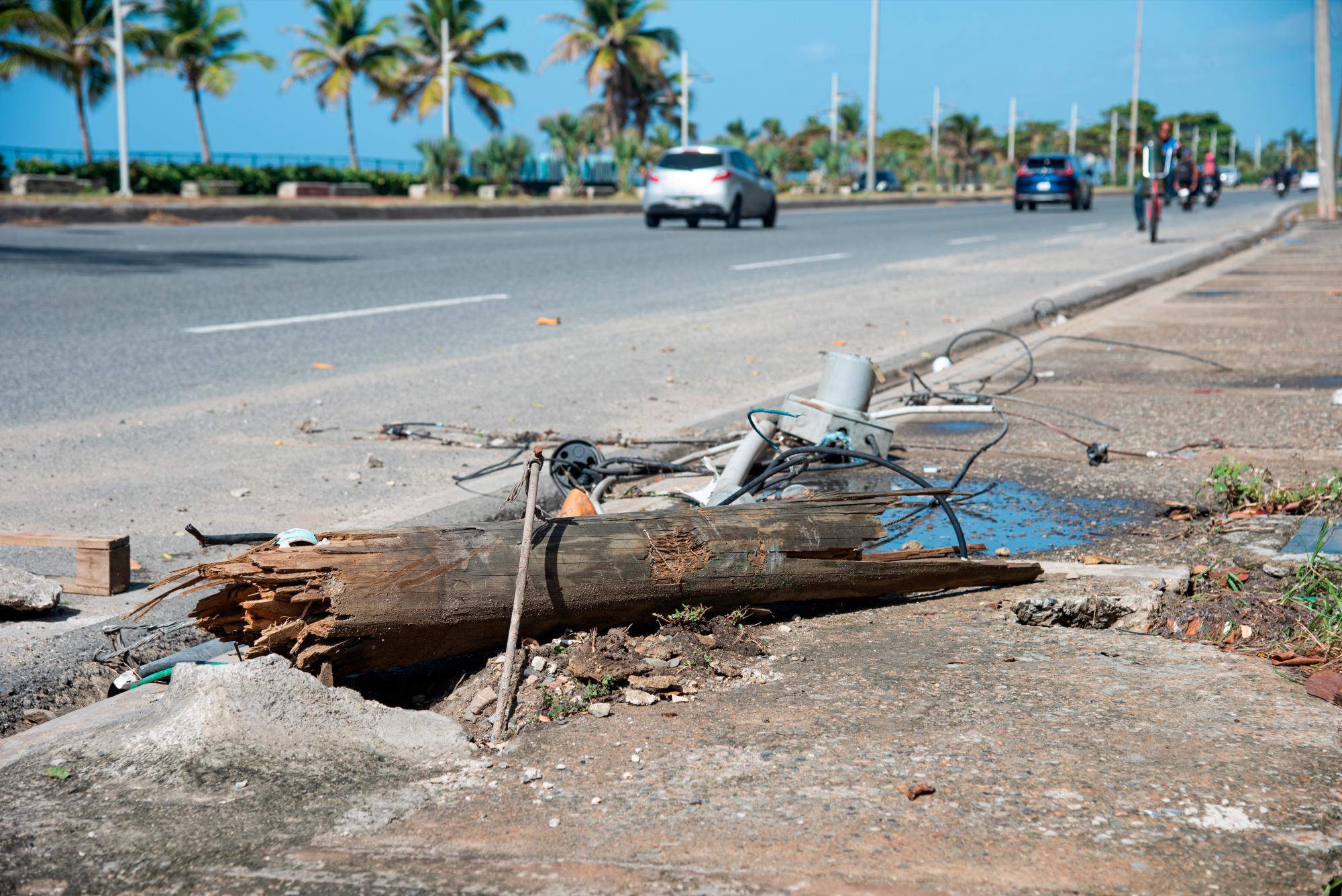 Este poste del tendido eléctrico fue derribado al parecer por un vehículo.
