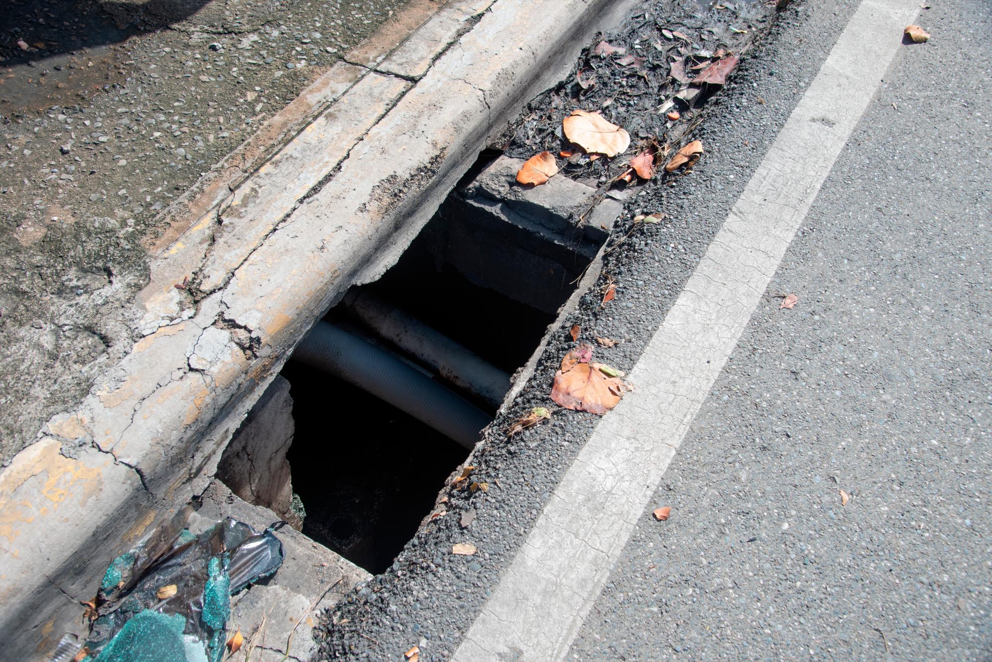 Varios imbornales son suficientes para que el agua se filtre con rapidez.