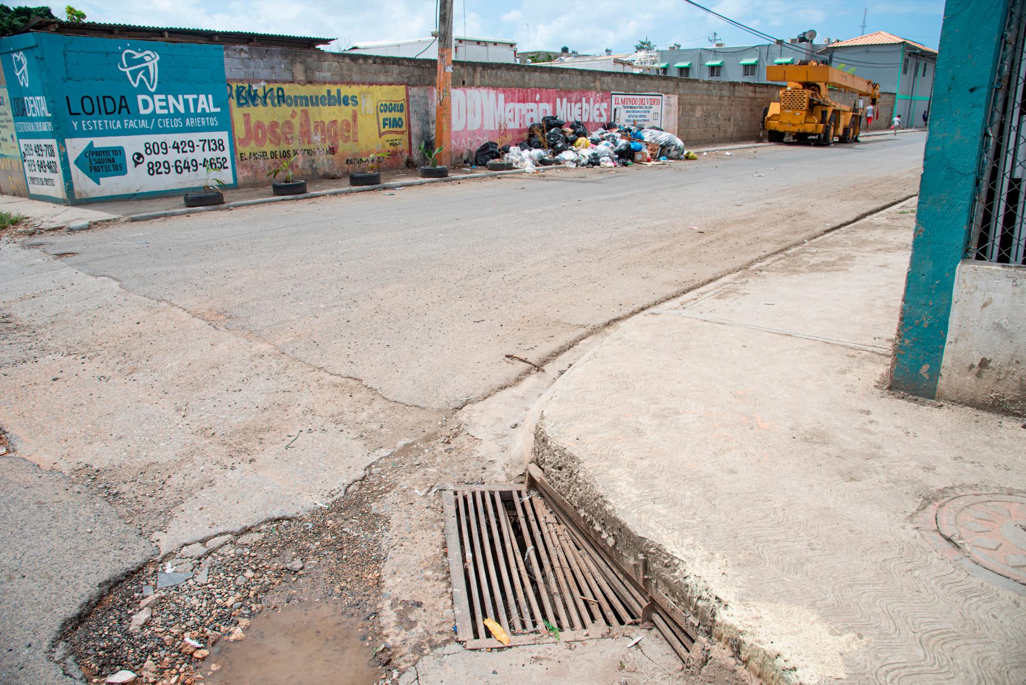 Esta es la calle Proyecto 5 con avenida Hípica,  aquí se forma un gran charco cada vez que llueve