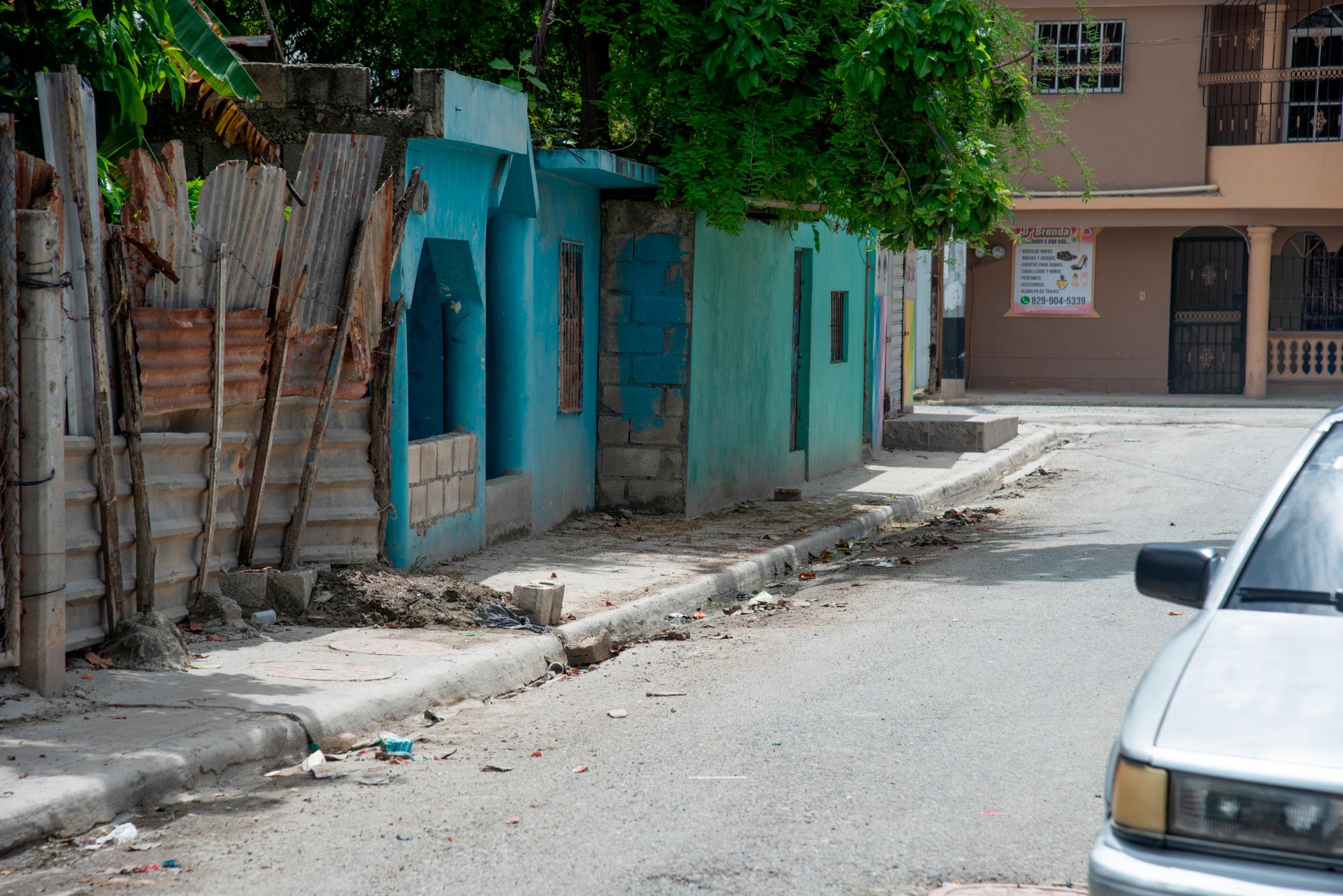 Esta calle se llena de agua e impide que la gente salga de sus casas.