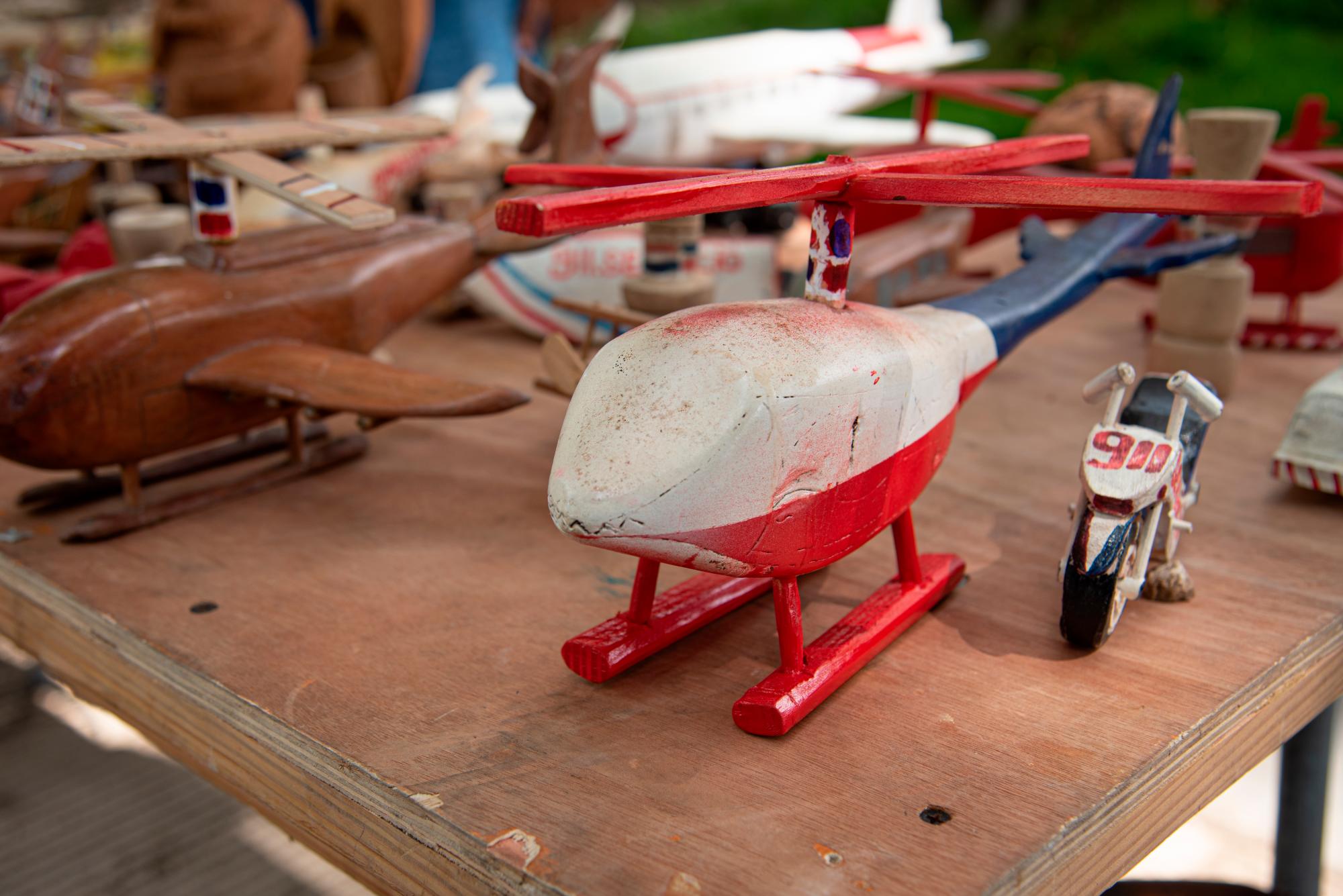 Trabajos en madera hechos por artesanos, figura de helicóptero.