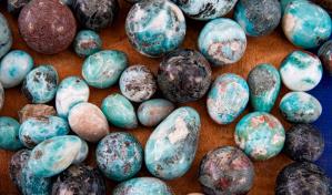 El 60 % de la producci&oacute;n de larimar se queda en Rep&uacute;blica Dominicana, asegura Energ&iacute;a y Minas