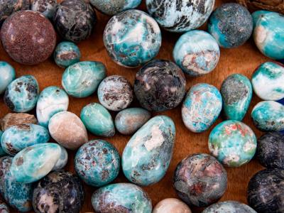 El 60 % del larimar se queda en RD, asegura Energía y Minas