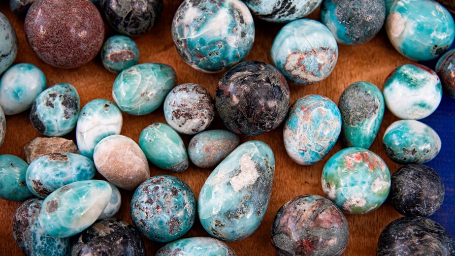 El 60 % de la producción de larimar se queda en República Dominicana, asegura Energía y Minas El 60 % de la producción de larimar se queda en República Dominicana, asegura Energía y Minas