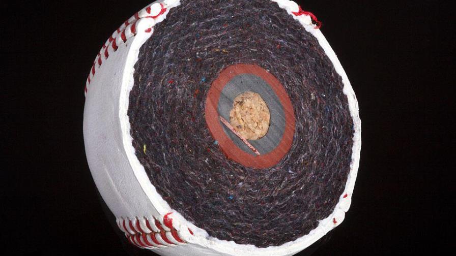 Reglas de béisbol: la bola bateada se partió en dos pedazos