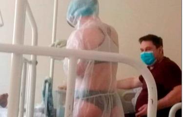 Pensativo Decir esquina Castigan enfermera rusa por atender pacientes en ropa interior en Rusia -  Diario Libre