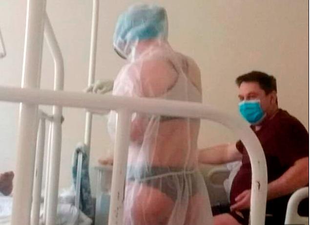 Castigan enfermera rusa por atender pacientes en ropa interior en Rusia