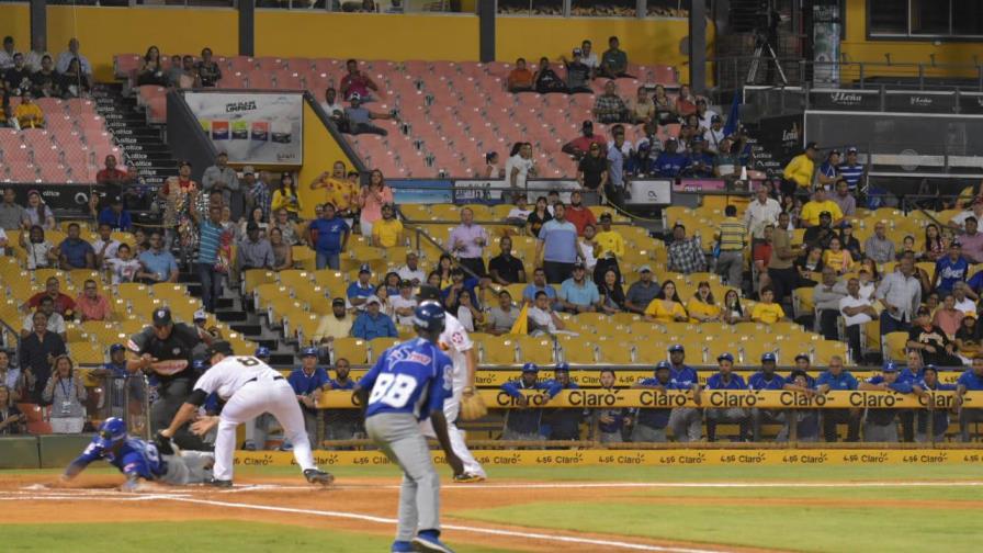Jonrón de Brian Navarreto en remontada del Licey frente a las Águilas