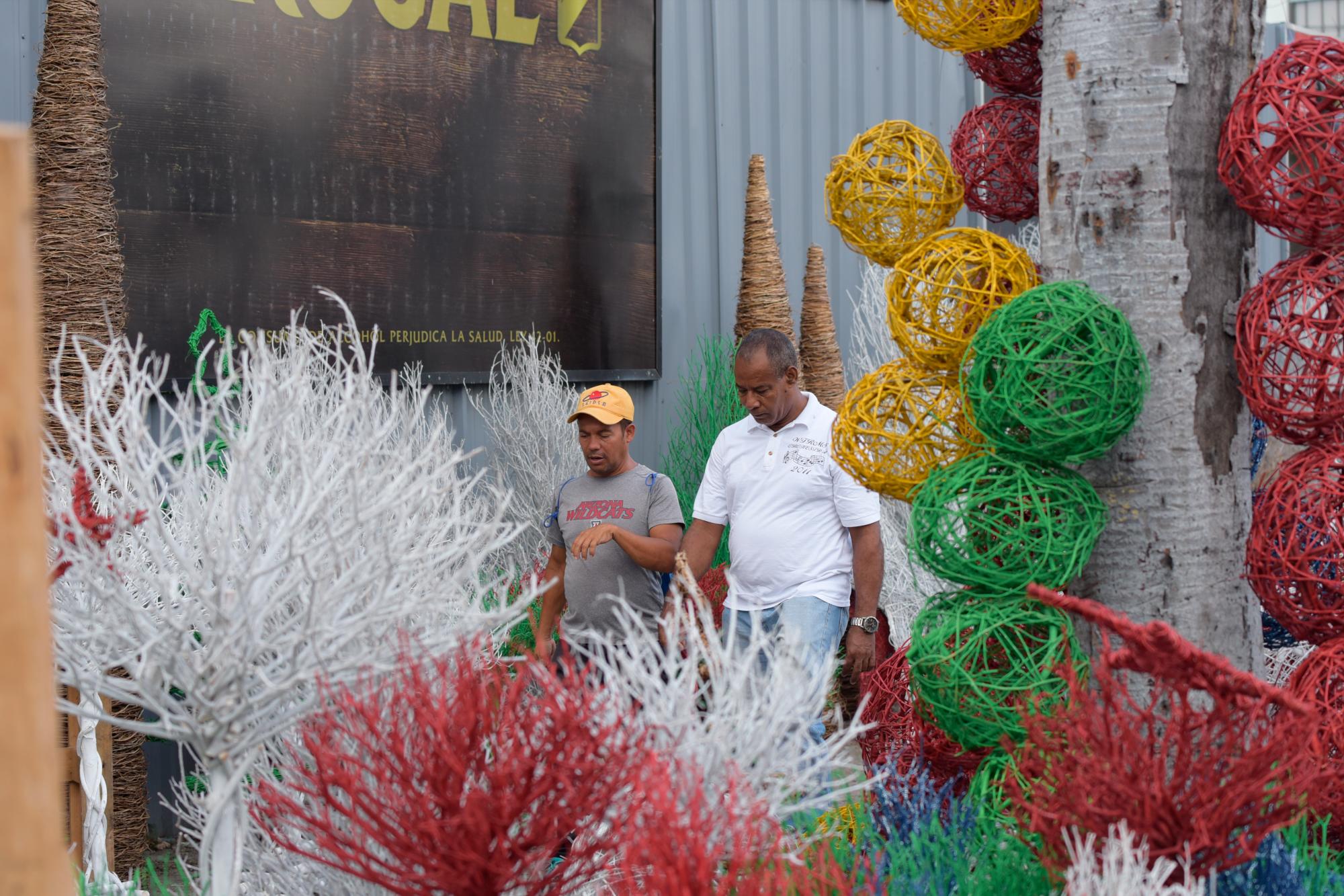 Árboles y bolas que ardonan espacios en interior y exterior.
