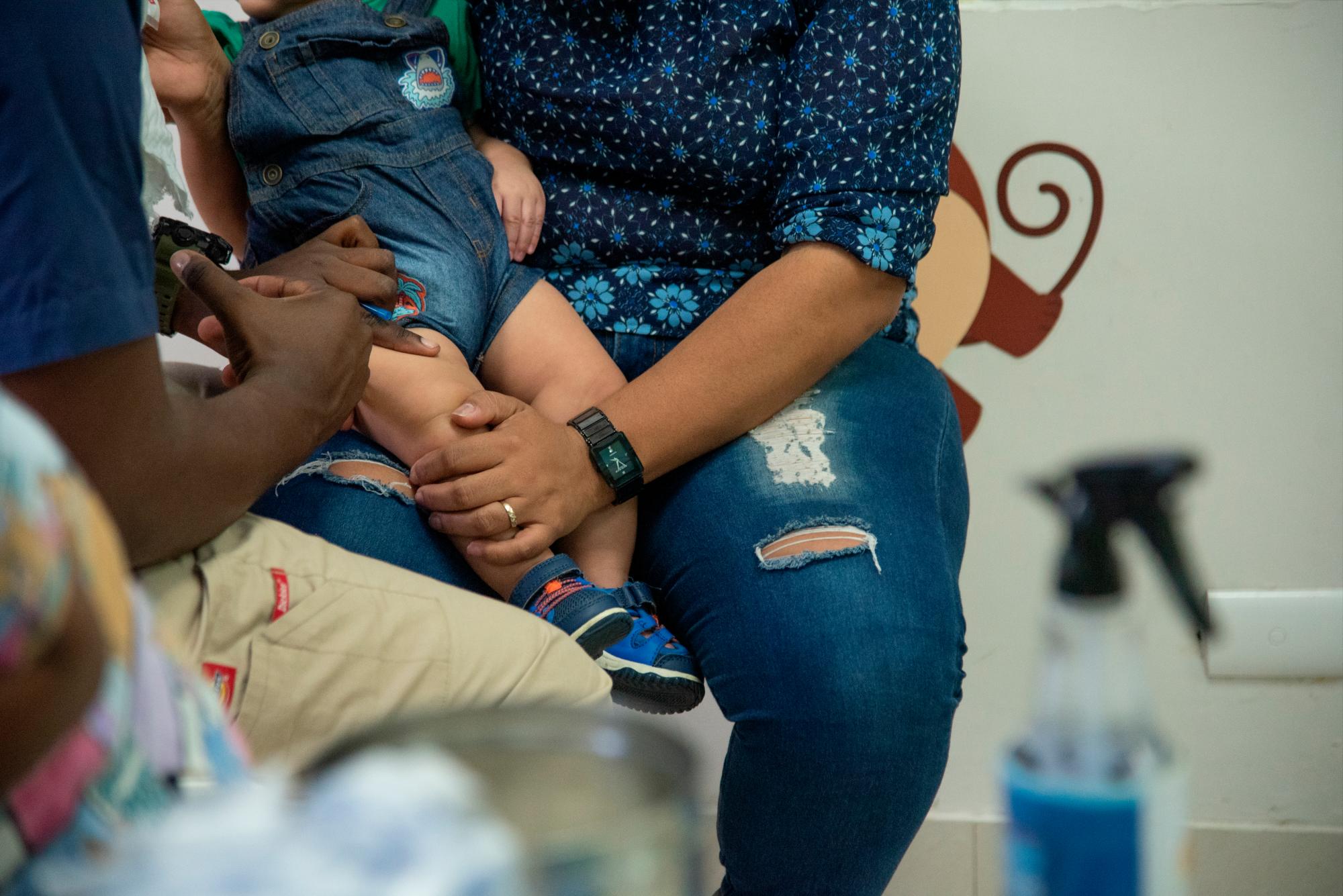 Niño recibiendo vacuna en el centro localizado en la calle Galván.