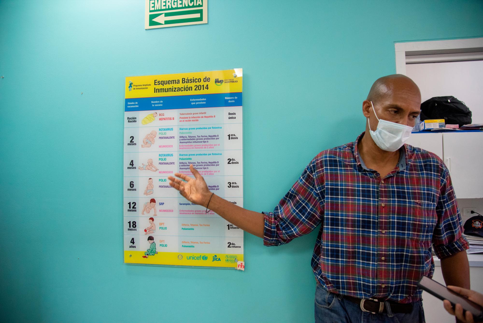 Alvin Johnson mientras explicaba el esquema de vacunación hasta los 4 años del niño.