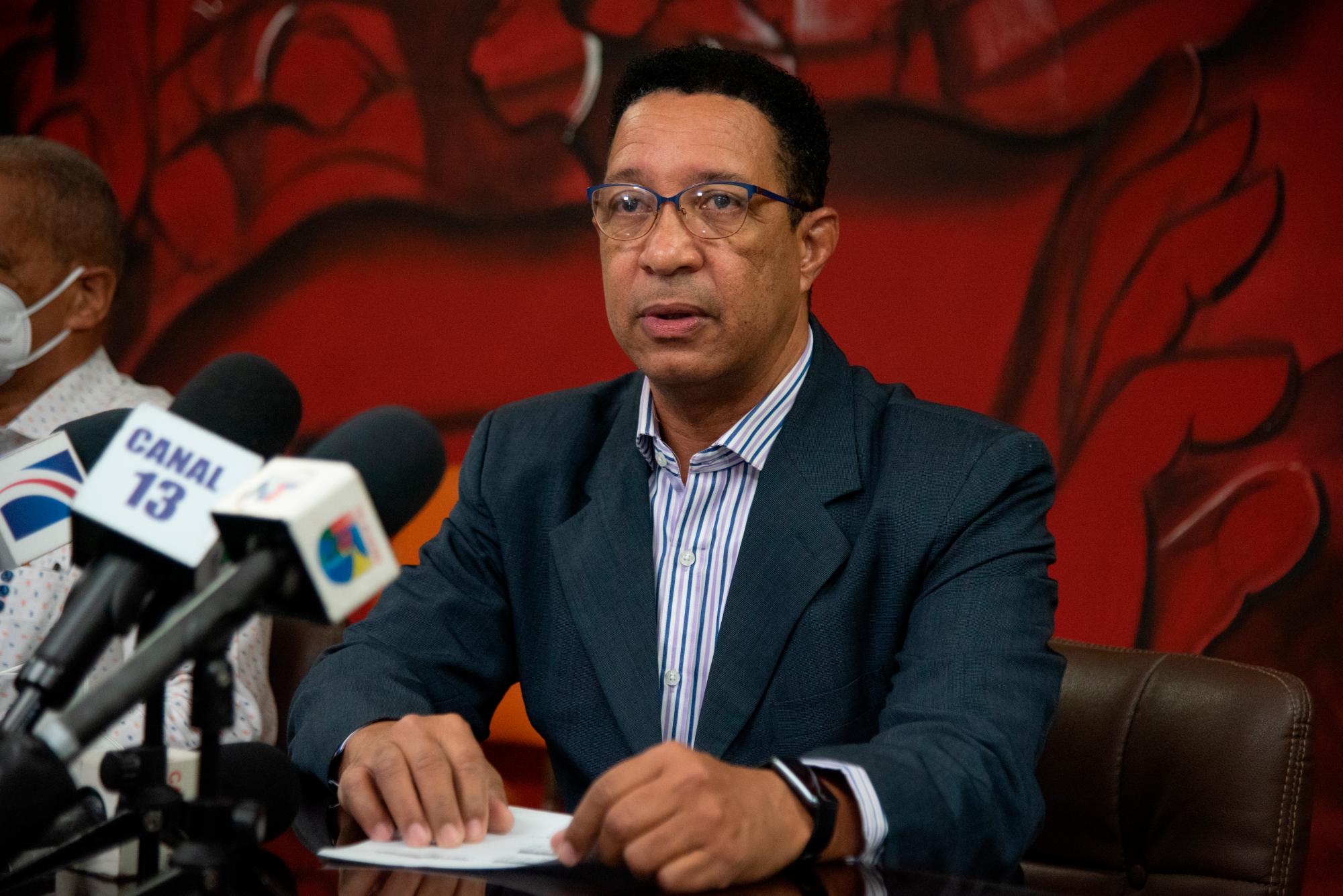 El Dr. José Miguel Encarnación, representante de la Comisión Electoral del CMD.
