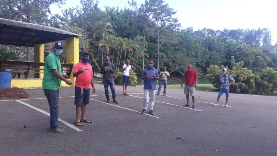 Ligas y clubes de golf promueven ayudas a caddies