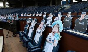 Pese al aumento de casos de coronavirus, los japoneses regresan a los estadios de b&eacute;isbol