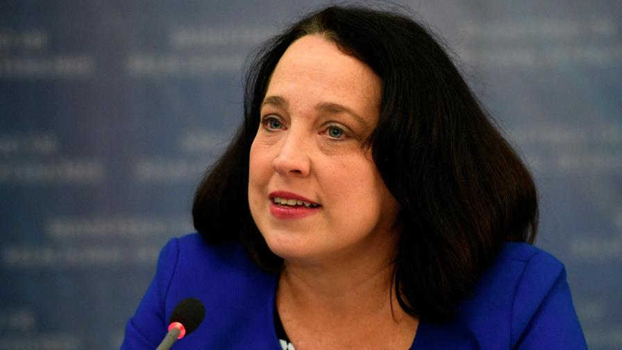 Diplomática de EEUU habla con el BID y el BM sobre las finanzas salvadoreñas