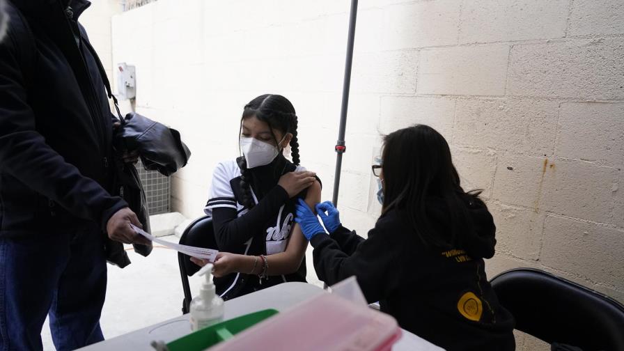 México envía a menores a Estados Unidos a vacunarse contra COVID
