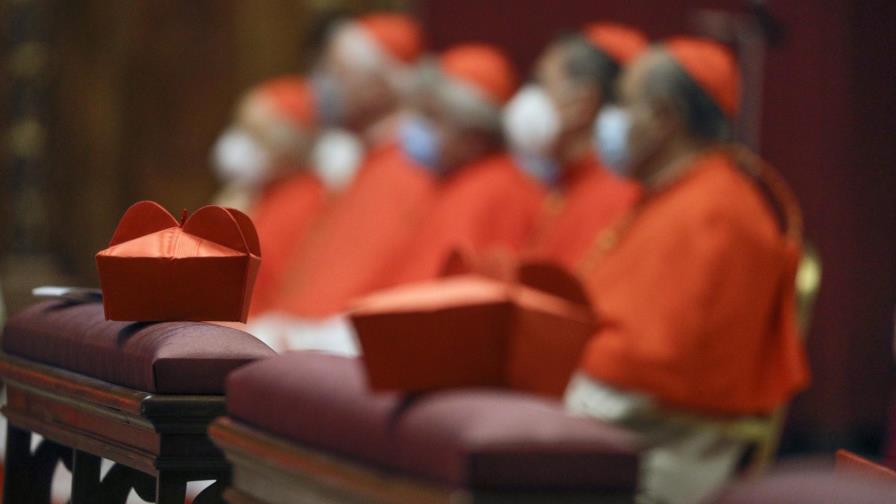 El papa recorta salarios para clérigos y monjas de Roma