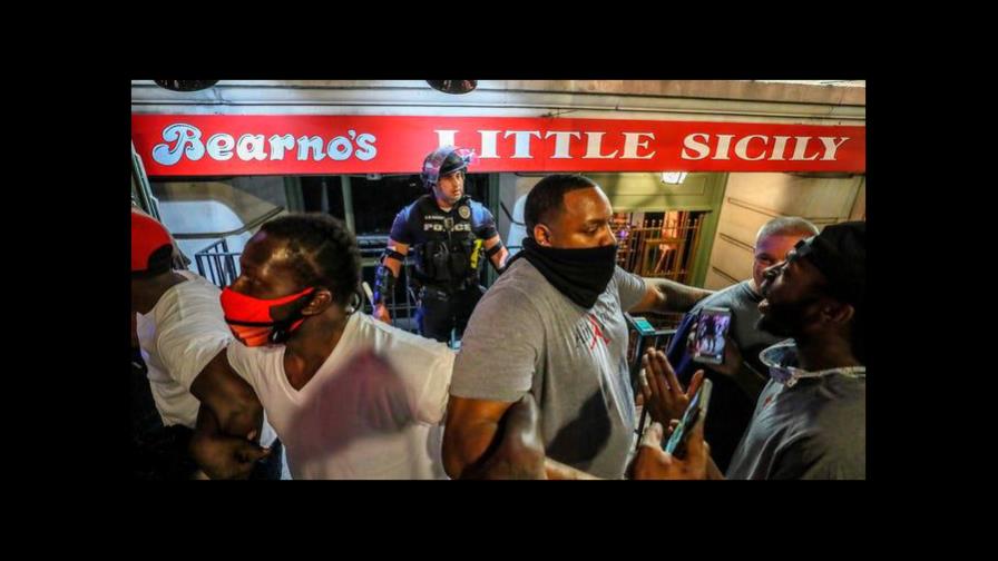 Manifestantes salvan a un policía de ser agredido en Estados Unidos