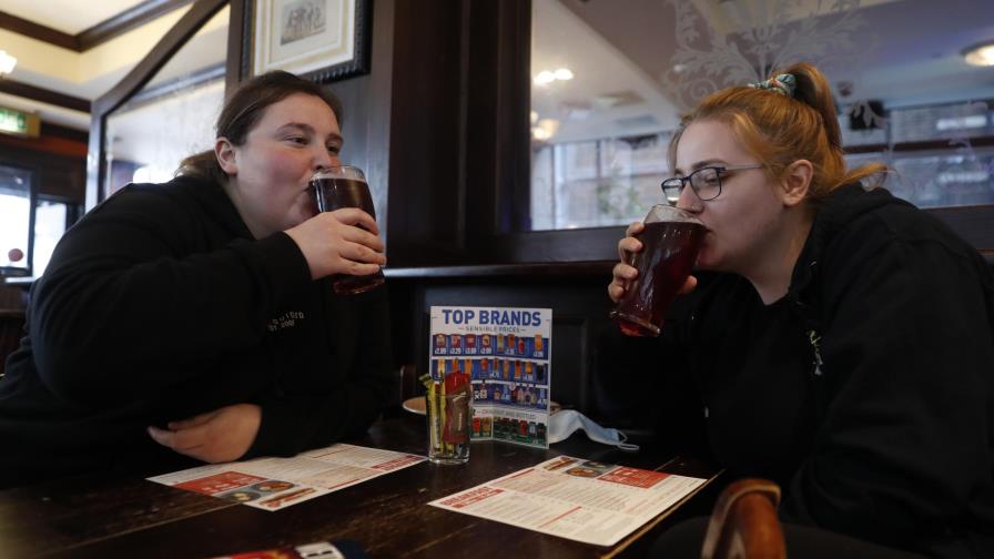 Variante del virus frena la alegría por reapertura británica Variante del virus frena la alegría por reapertura británica