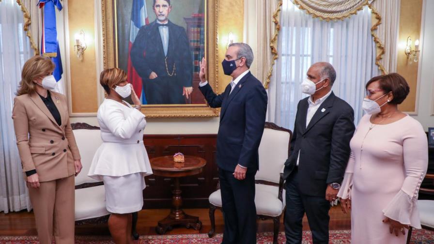 Abinader juramenta a Luz del Alba Jiménez como ministra de la Juventud