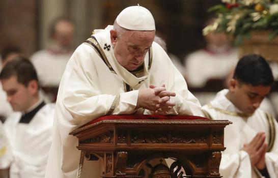 Papa emite mensaje navideño de esperanza contra la oscuridad