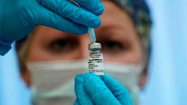 Los empleados rusos que se nieguen a vacunarse podrán ser despedidos sin sueldo