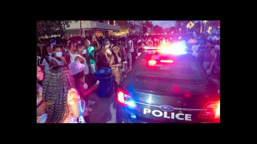 Los turistas en Miami Beach acatan el toque de queda y se van pacíficamente