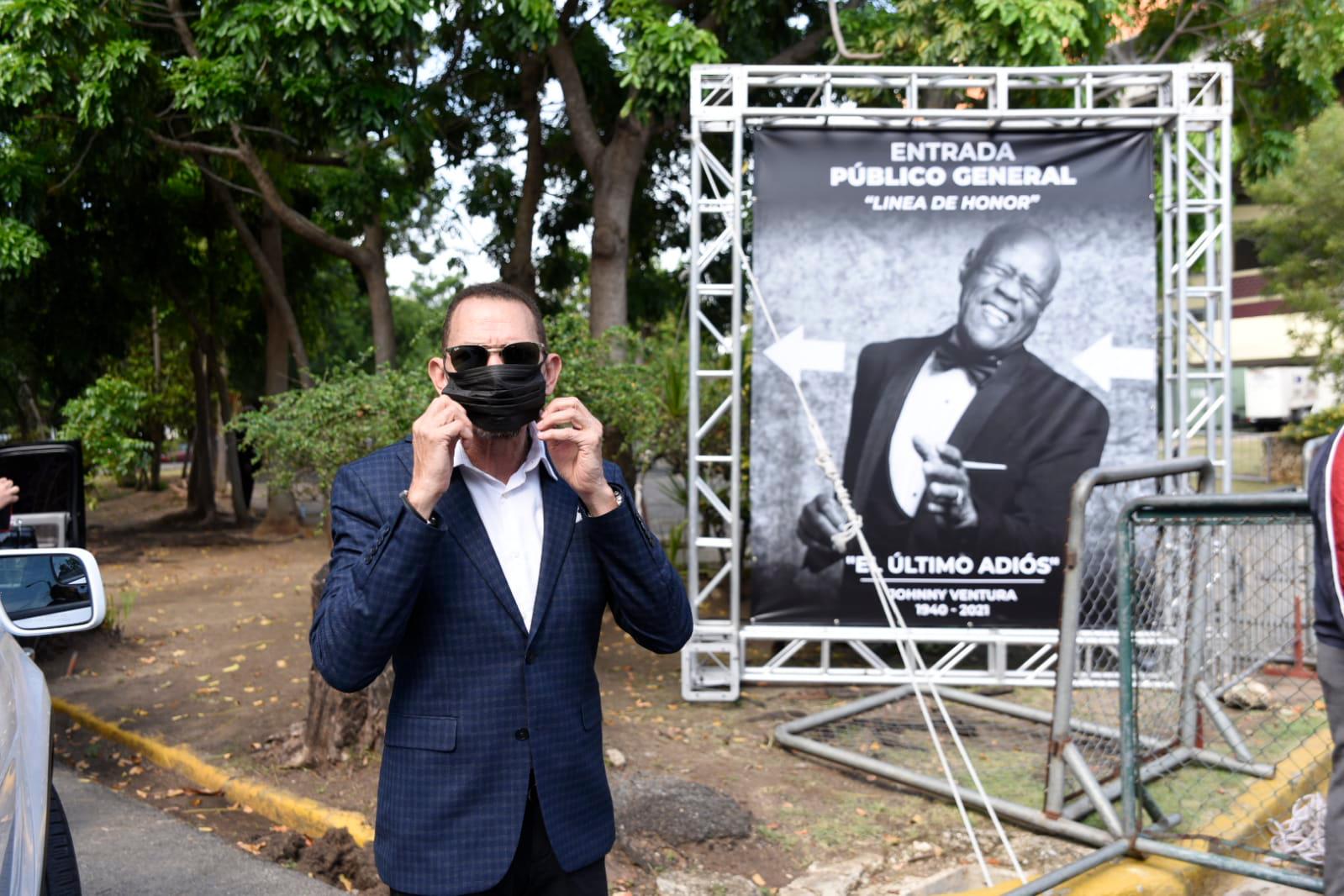 Tony Rosario posa al lado de una imagen de Johnny Ventura.