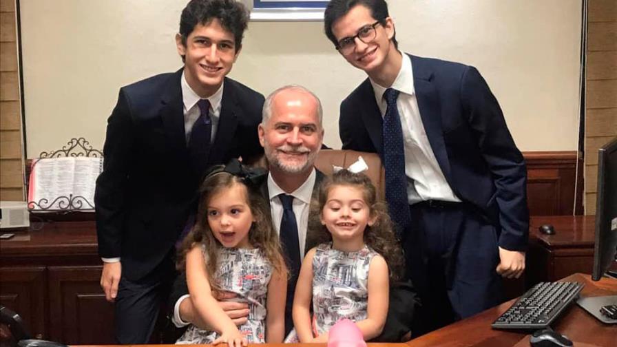 Superintendente de Bancos asume cargo acompañado de hijos y esposa