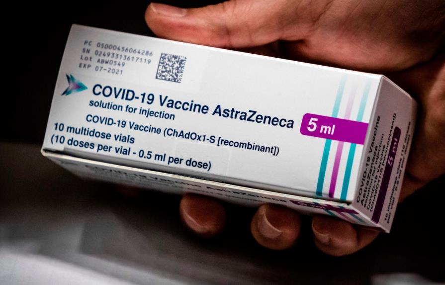 Frenan pruebas de AstraZeneca en menores ante posible relación de la vacuna con coágulos