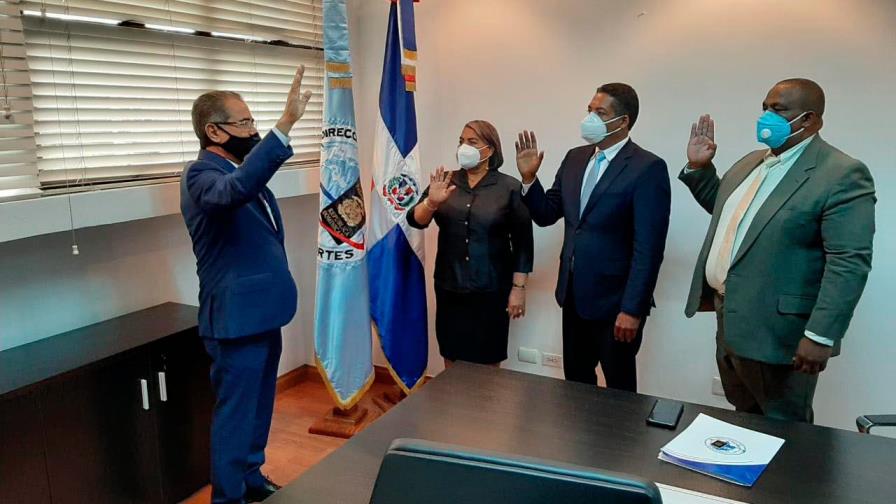 Director Pasaportes juramenta a tres de cuatro nuevos subdirectores de la institución Director Pasaportes juramenta a tres de cuatro nuevos subdirectores de la institución