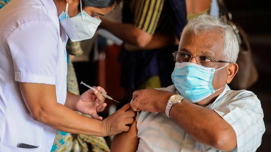 India supera a EEUU en número de vacunas administradas con 323,6 millones
