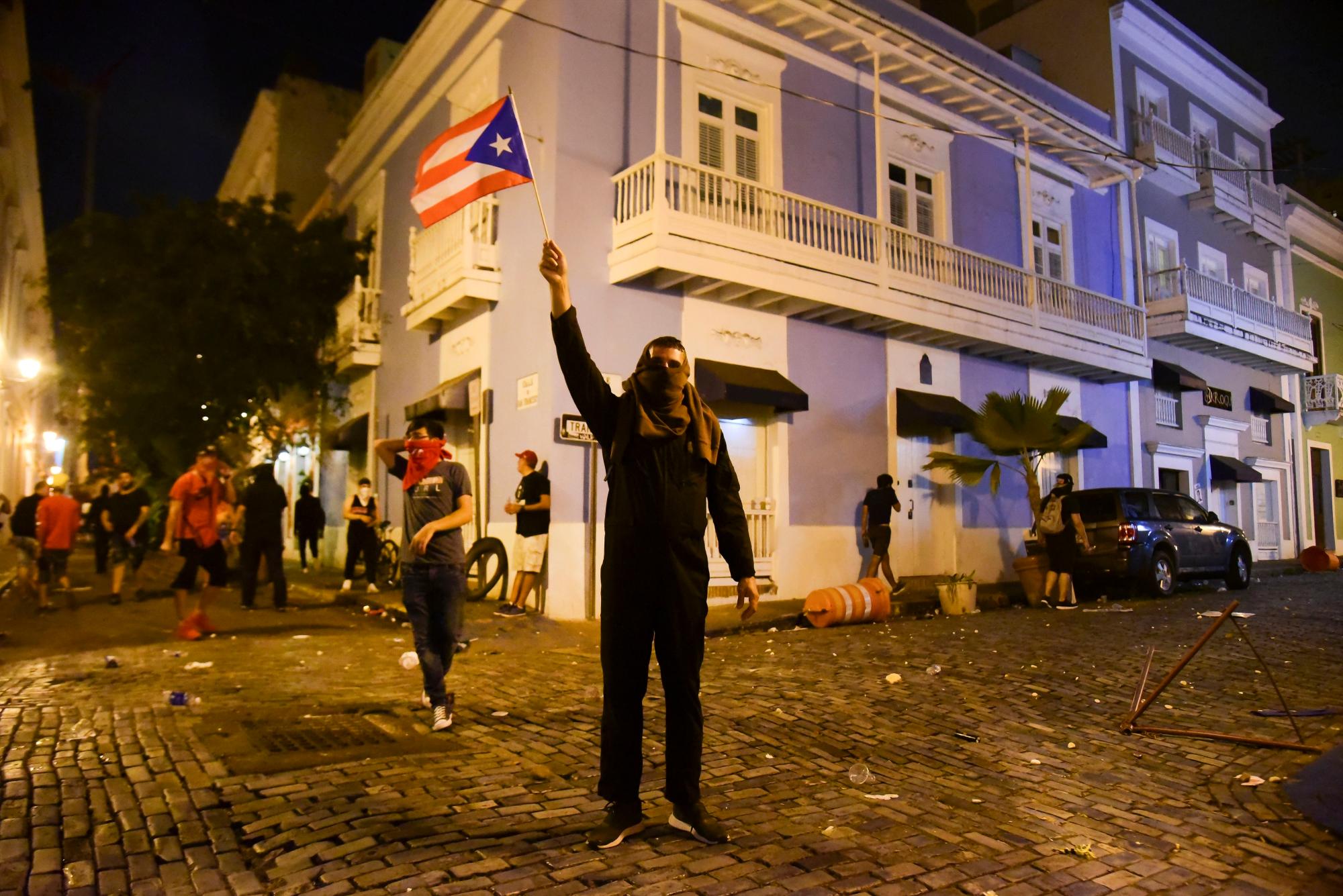 Ciudadanos cerca de la mansión ejecutiva exigieron la renuncia del gobernador Ricardo Rossello, en San Juan, Puerto Rico, el lunes 15 de julio de 2019.