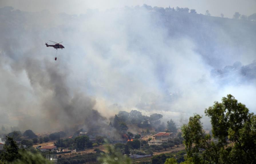 Estallan más incendios forestales en las afueras de Atenas