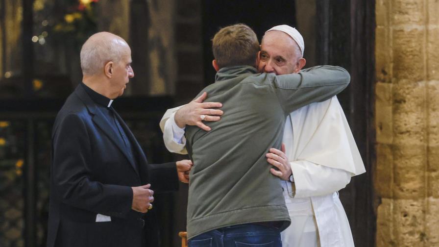 Papa ofrece esperanza a los pobres durante visita a Asís