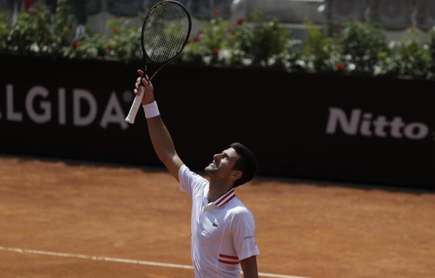 Vídeo | Djokovic vence a Tsitsipas en arduo duelo en Abierto Italia