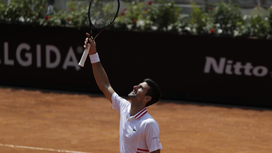 Vídeo | Djokovic vence a Tsitsipas en arduo duelo en Abierto Italia