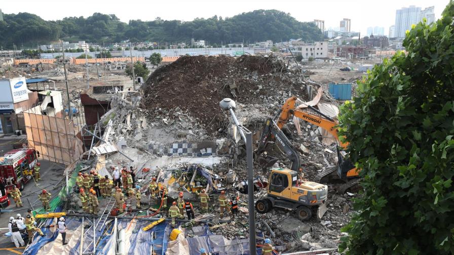 Colapsa edificio que estaba siendo demolido en Surcorea
