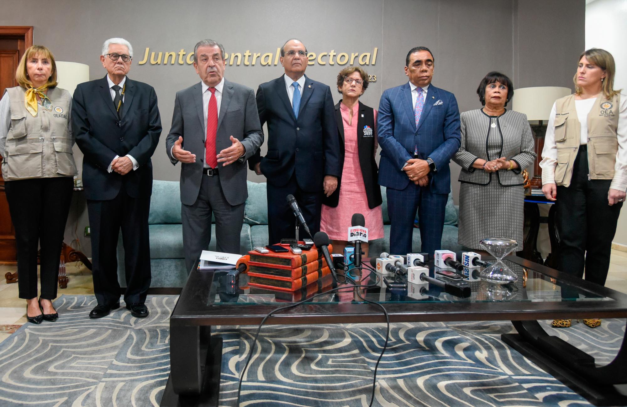 Los miembros del Pleno de la JCE junto a miembros de la misión de observadores de la OEA.