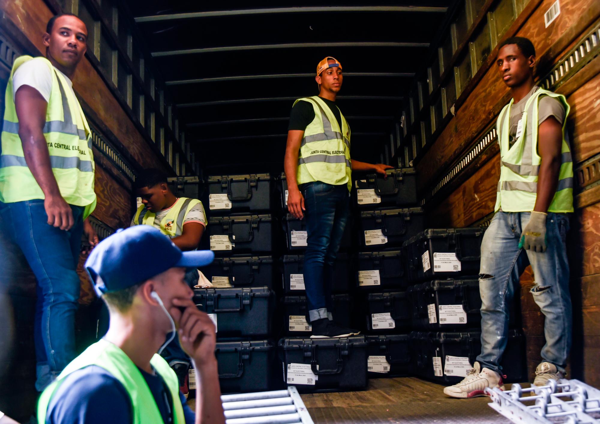 Personal de la JCE prepara un despacho de escáneres hacia juntas electorales.