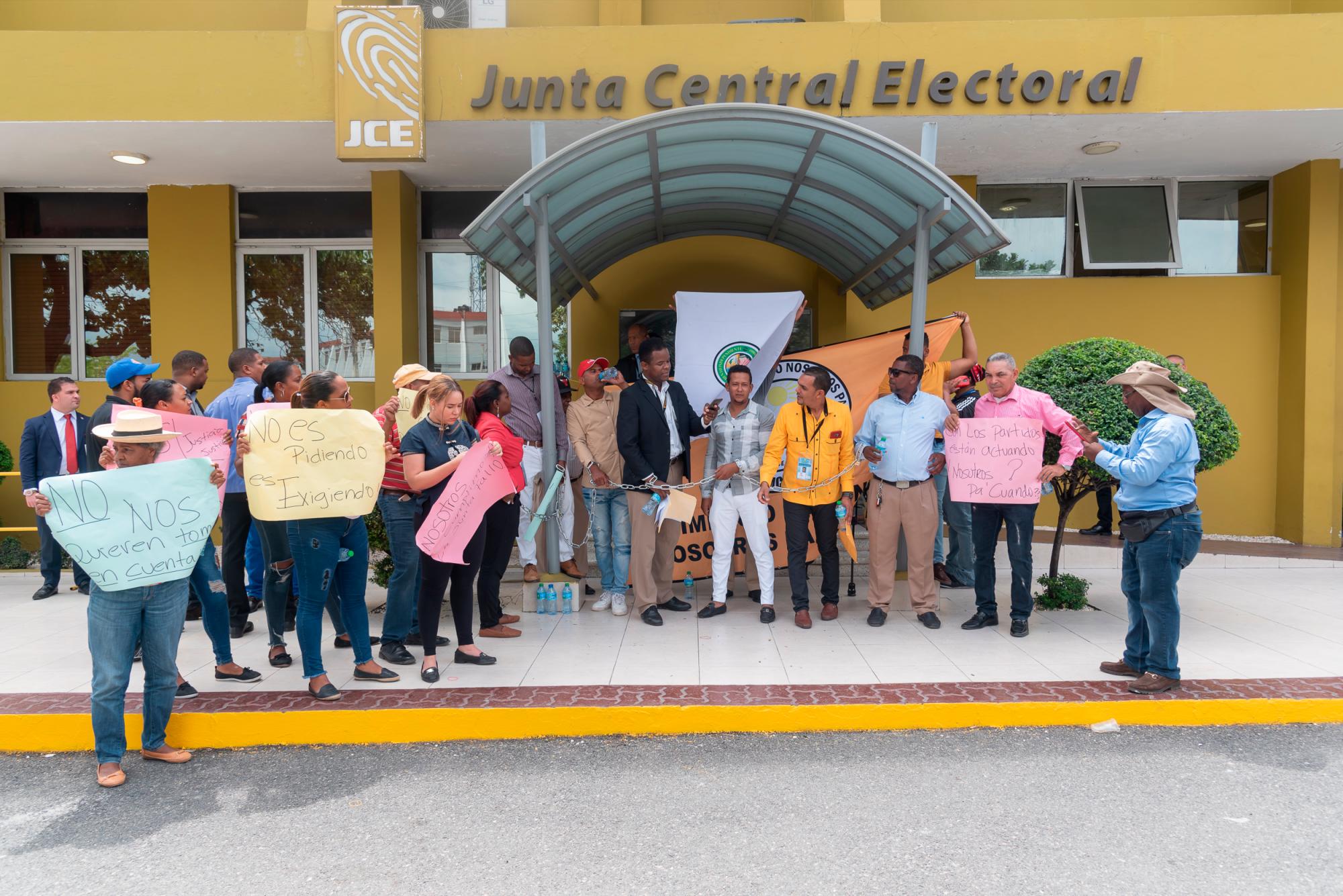 Dirigentes de movimientos independientes encadenados hoy en la sede de la JCE.