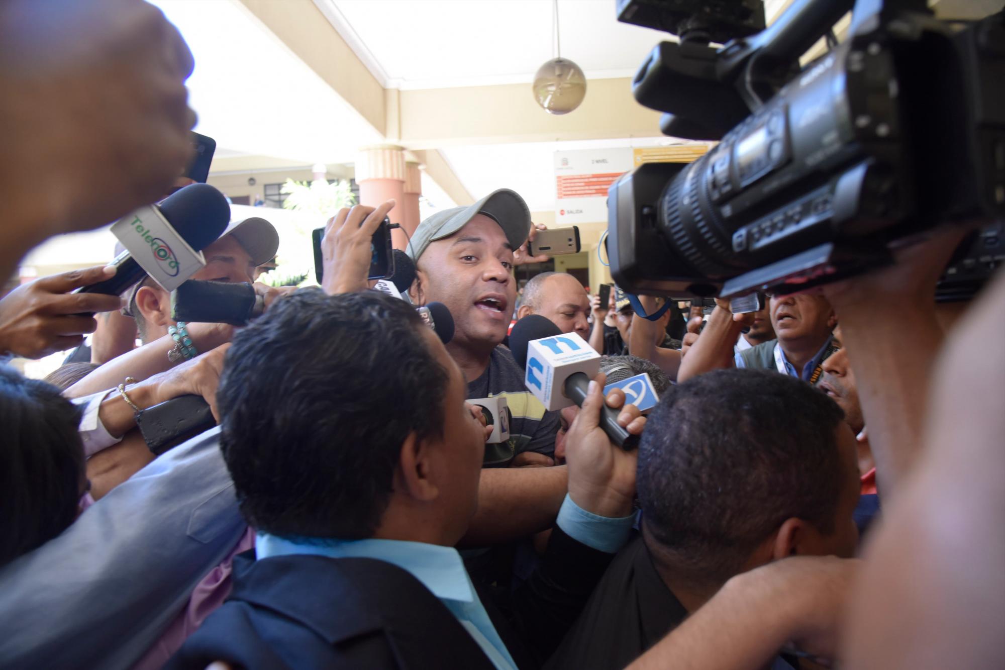 Kelvin Francisco Núñez Morel, conocido como el payaso Kanqui, salió de la audiencia dando saltos de alegría. El hombre está imputado de violación y abuso sexual contra varios menores.