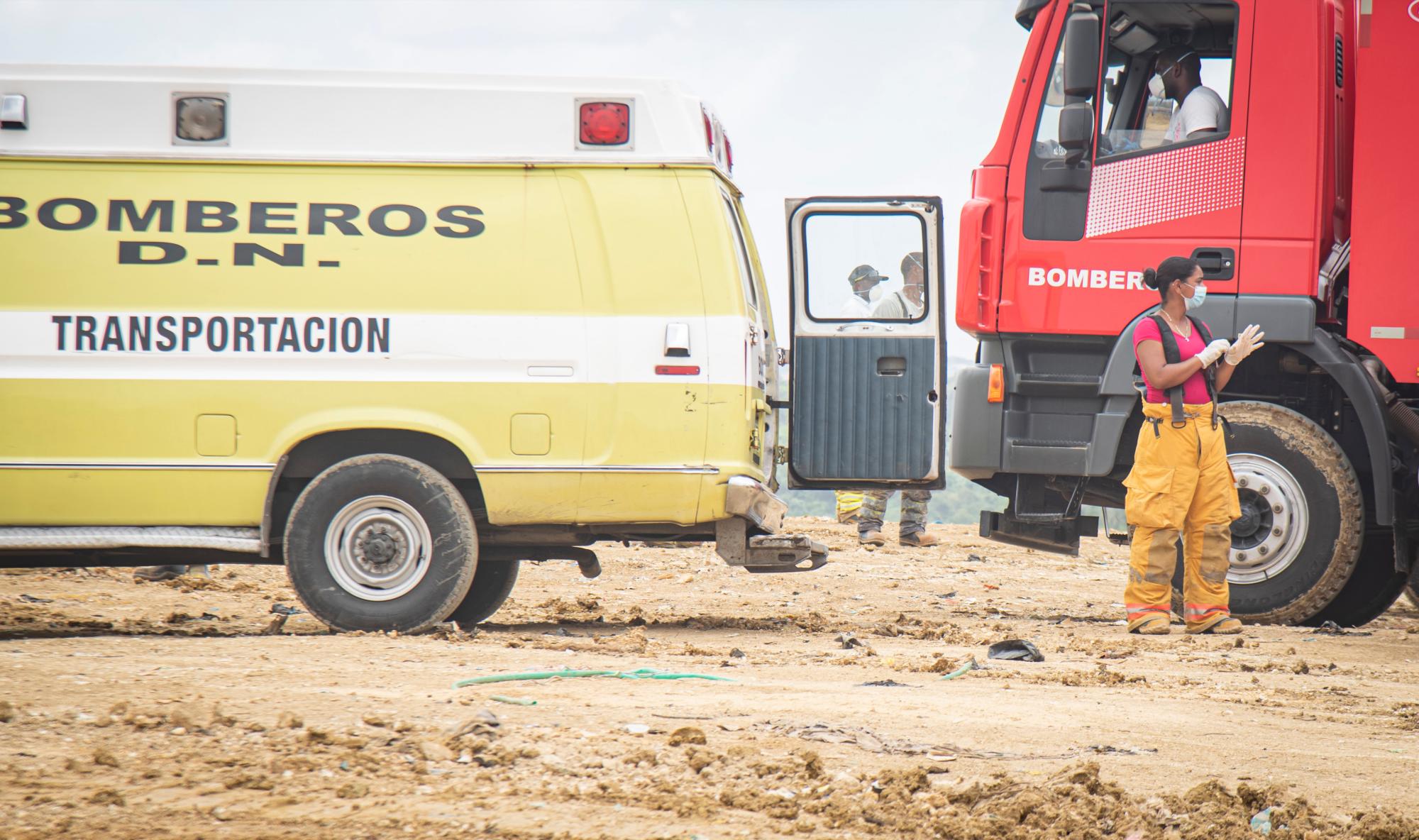 Mirsi Mejía se prepara para iniciar una jornada de extinción del fuego en Duquesa. 