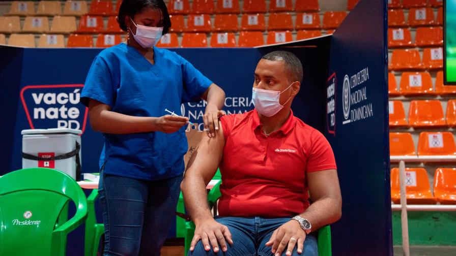 Las personas sin vacunar tienen mayor riesgo de contraer las variantes del COVID-19