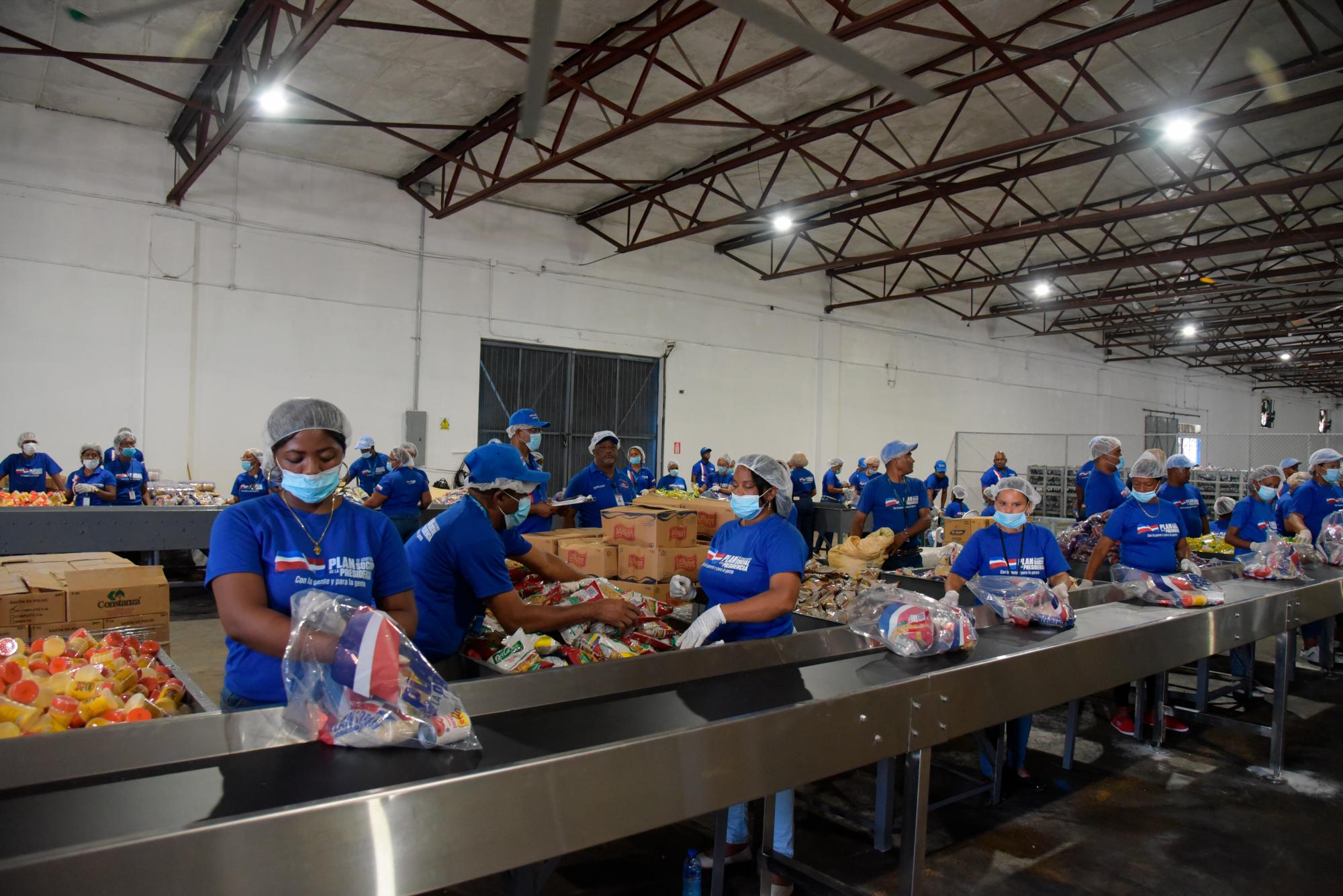 Empleados empacan alimentos