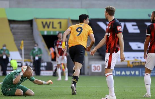 Liverpool exhibe feroz ataque y está a un palmo del título