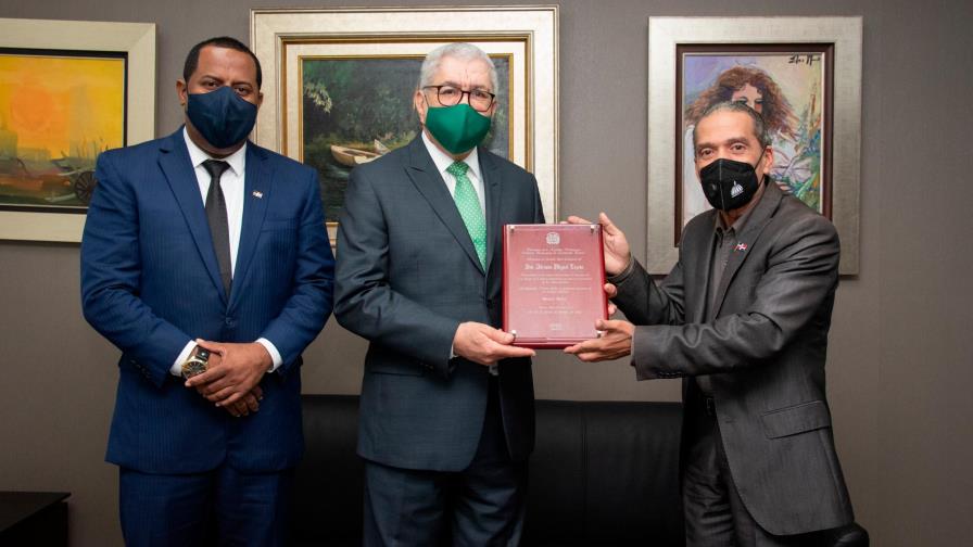 Efemérides Patrias reconoce al director de Diario Libre