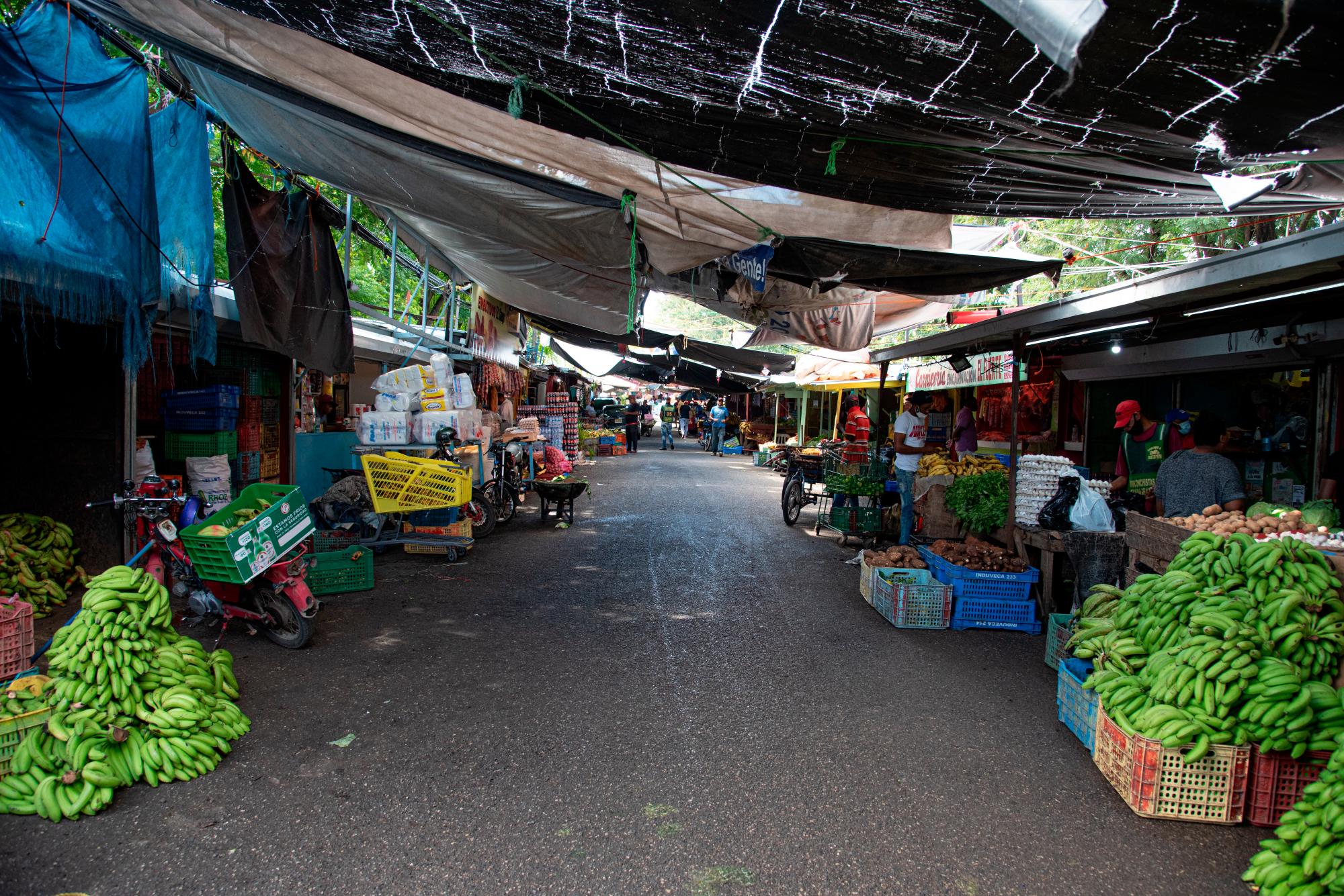 Una calle convertida en mercado en la zona industrial de Herrera